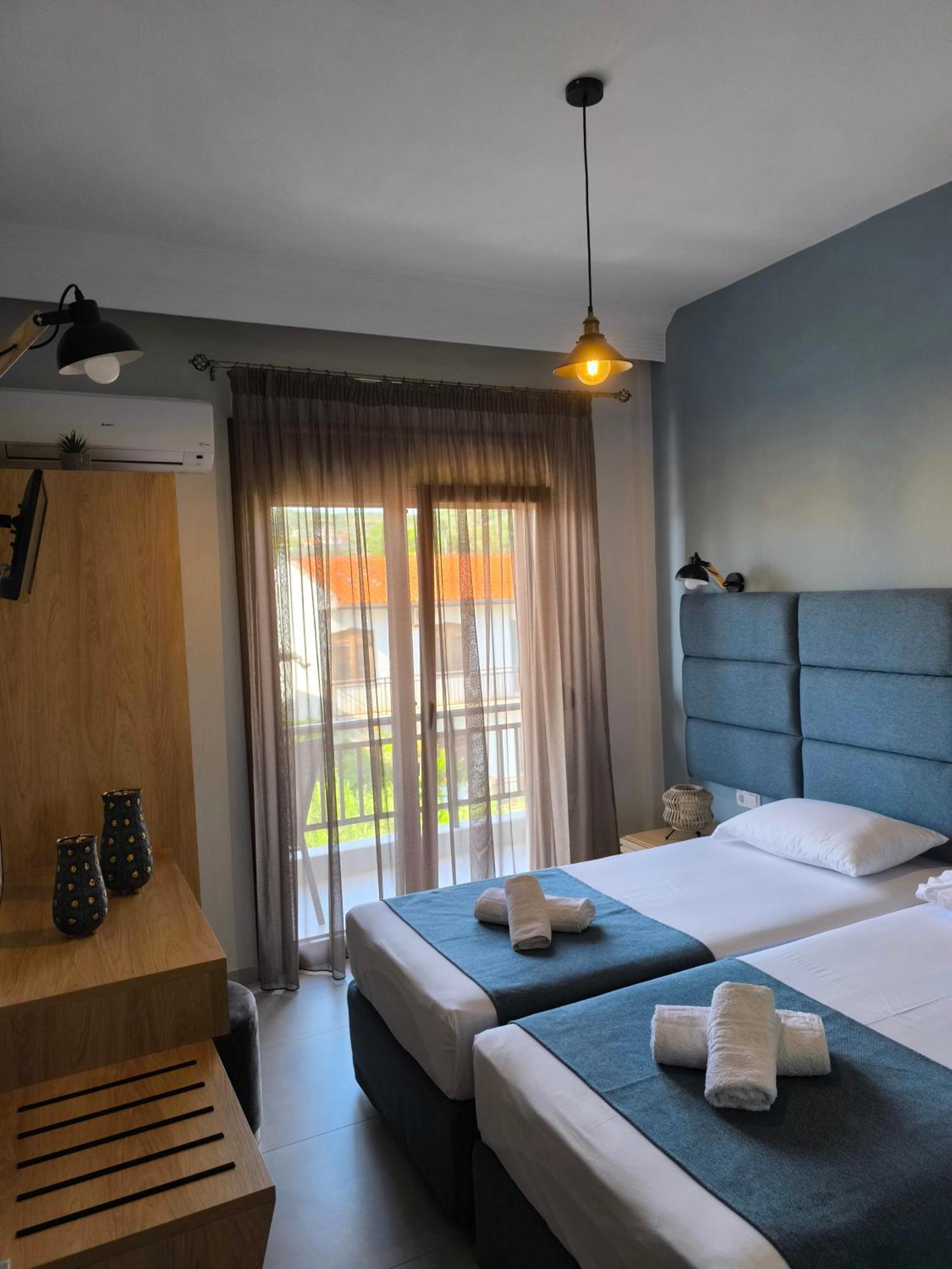 Maria Rooms To Let Ouranoupoli Exterior photo