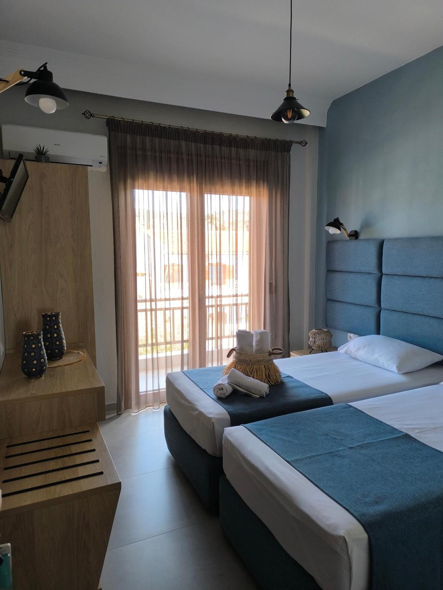 Maria Rooms To Let Ouranoupoli Exterior photo